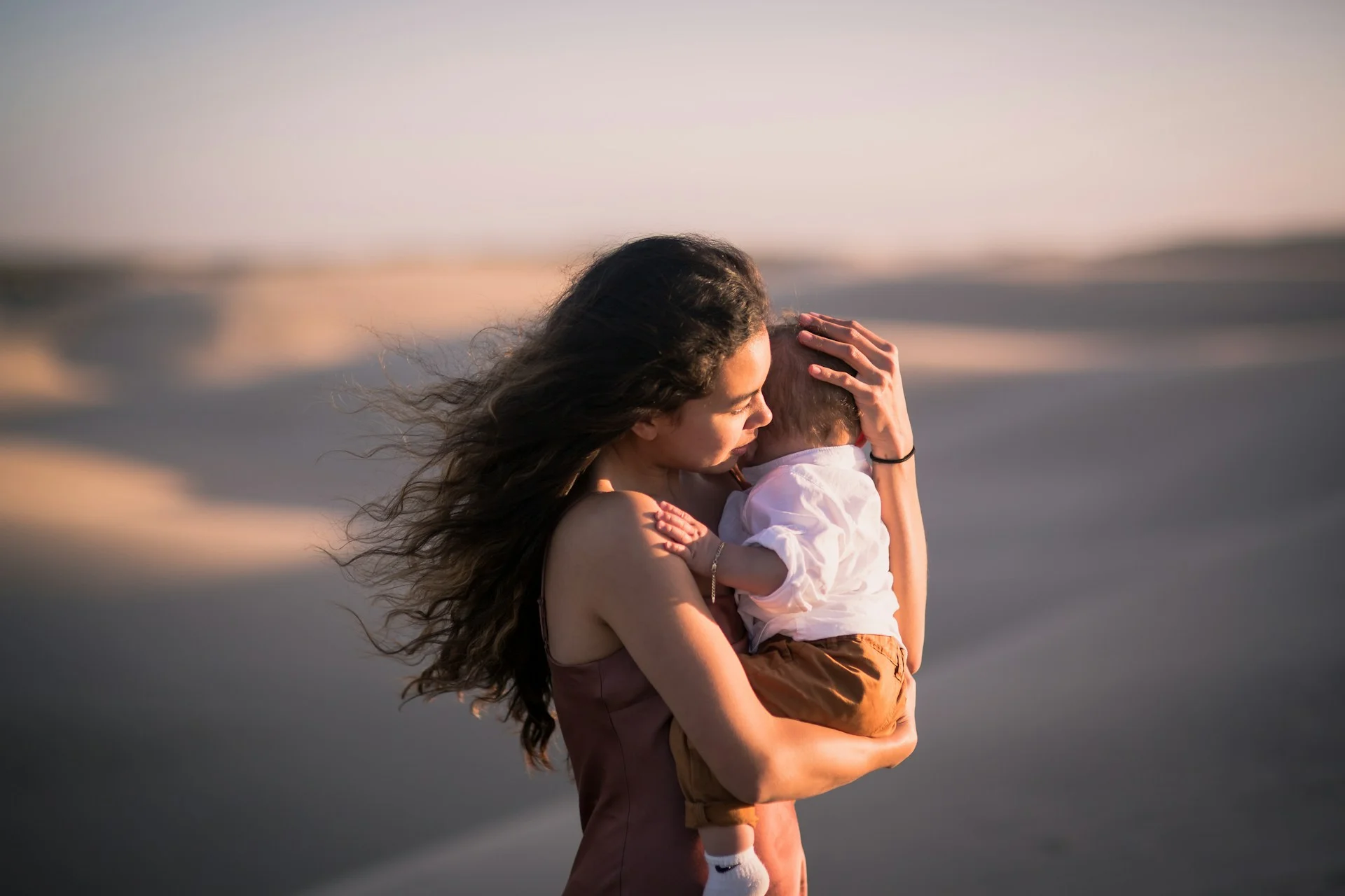 vrouw in woestijn.webp